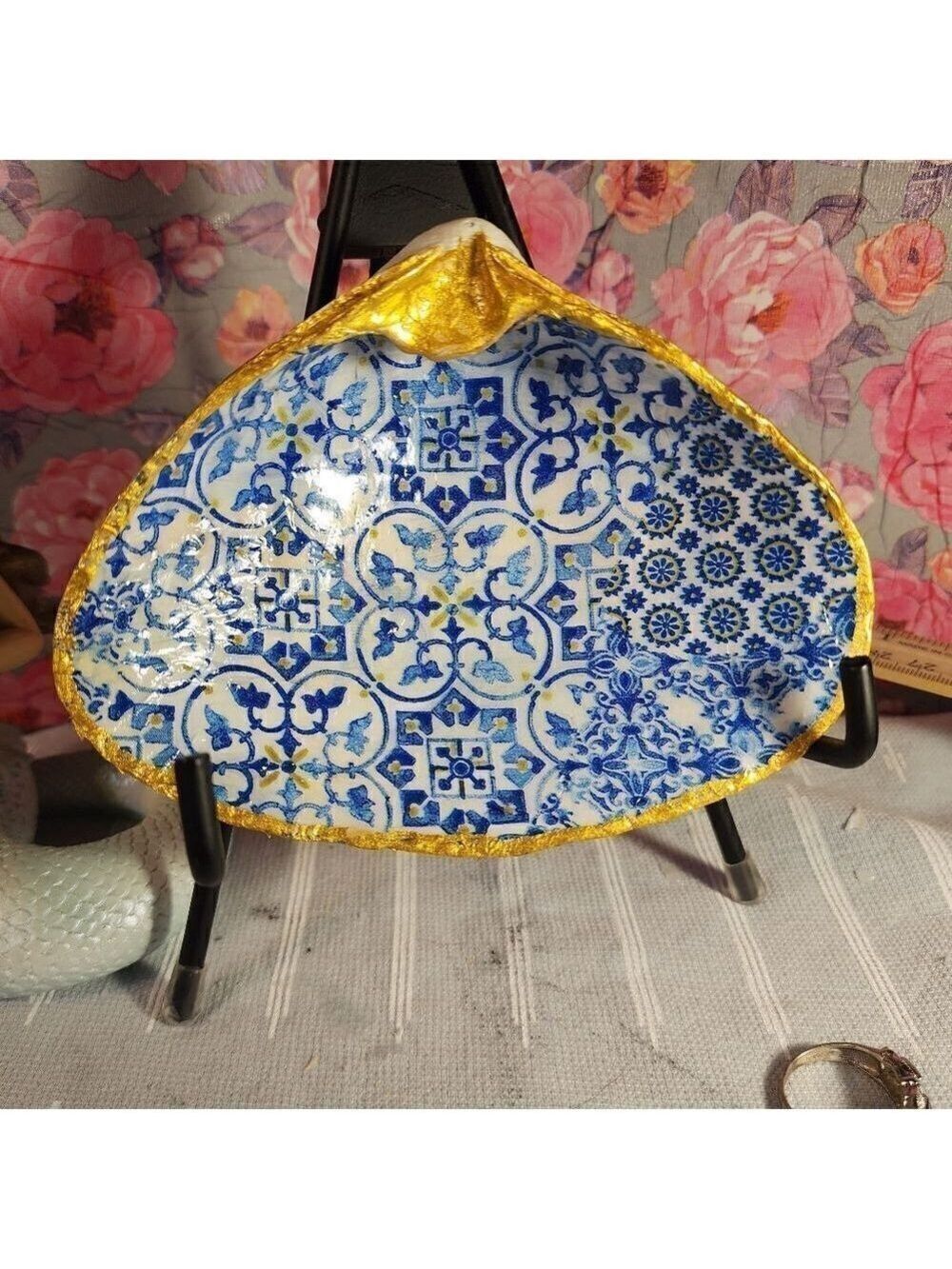 DECOUPAGE CLAM SHELL DECOUPAGE BLUE PATTERN ON A CLAM SHELL TRINKET DISH